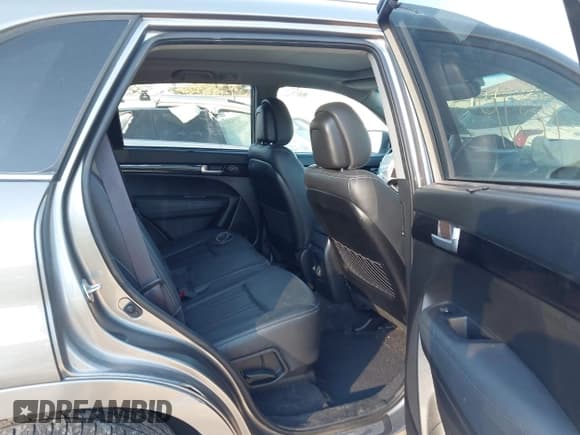 ✅ 2015 Kia Sorento SX • VIN: 5XYKWDA78FG558336 • Lot: 43619659. Wystawiony na IAAI z przebiegiem 167 999 mil. Bezpłatny archiwum sprzedaży aukcyjnych z USA i szczegółowy raport historii pojazdu na DreamBid. Zdjęcie 8.