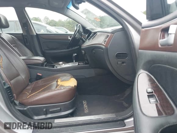 ✅ 2012 Hyundai Genesis 3.8L • VIN: KMHGC4DD5CU194639 • Лот: 43564708. Опубликован ранее на IAAI с пробегом 220 090 миль. Бесплатный доступ к архиву аукционных продаж из США и подробный отчёт об истории автомобиля на DreamBid. Изображение 5.