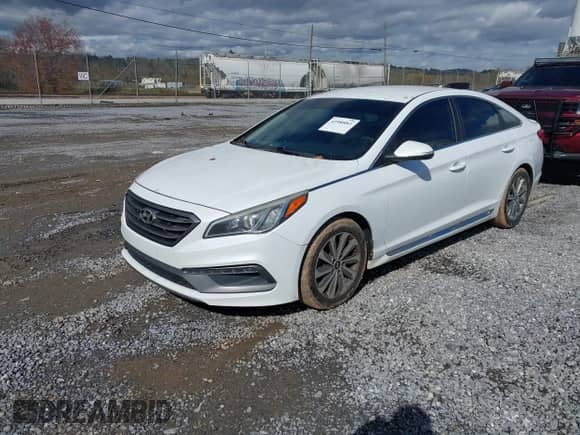 2015 Hyundai Sonata Sport z VIN 5NPE34AF5FH052694, wystawiony jako IAAI lot #43580061 z przebiegiem 209 391 mil mil oraz . Historia ofert i sprzedaży dostępna na DreamBid. Obrazek 2.