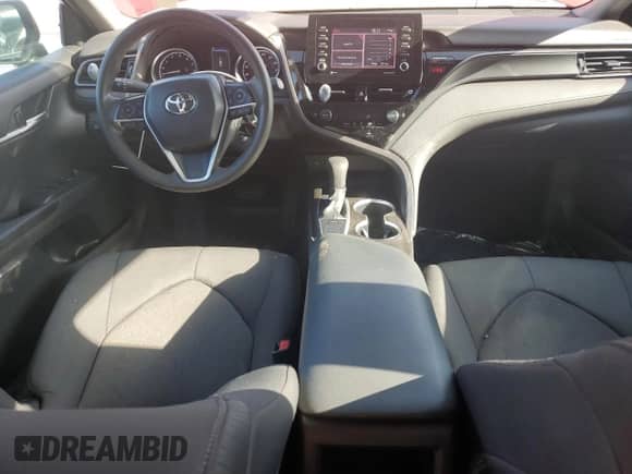 2023 Toyota Camry LE z VIN 4T1C11AK5PU115918, wystawiony jako Copart lot #85148995 z przebiegiem 57 491 mil mil oraz Czysty tytuł • Clean title. Historia ofert i sprzedaży dostępna na DreamBid. Obrazek 8.