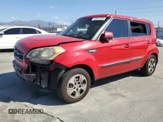 ✅ 2013 Kia Soul • VIN: KNDJT2A57D7579373 • Лот: 82697335. Опубликован ранее на Copart с пробегом 277 126 миль. Бесплатный доступ к архиву аукционных продаж из США и подробный отчёт об истории автомобиля на DreamBid. Изображение 1.