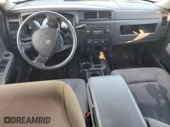 2010 Dodge Dakota SXT z VIN 1D7CW3GP0AS264489, wystawiony jako Copart lot #42120095 z przebiegiem 107 836 mil mil oraz Czysty tytuł • Clean title. Historia ofert i sprzedaży dostępna na DreamBid. Obrazek 8.