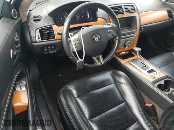 ✅ 2008 Jaguar XK XKR • VIN: SAJWA44C689B21694 • Lot: 66272855. Wystawiony na Copart z przebiegiem 70 636 mil. Bezpłatny archiwum sprzedaży aukcyjnych z USA i szczegółowy raport historii pojazdu na DreamBid. Zdjęcie 8.