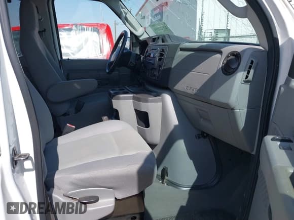 ✅ 2011 Ford Econoline Passenger XL • VIN: 1FBSS3BL5BDA35967 • Lot: 42522194. Wystawiony na IAAI z przebiegiem 69 983 mil. Bezpłatny archiwum sprzedaży aukcyjnych z USA i szczegółowy raport historii pojazdu na DreamBid. Zdjęcie 5.