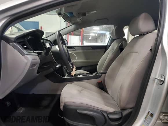 2018 Hyundai Sonata SE с VIN 5NPE24AF5JH611575, выставлен на аукционе Copart как лот 90310695 с пробегом 86 940 миль миль и Списание • Salvage title. История ставок и продаж доступна на DreamBid. Изображение 7.