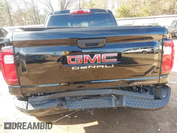 ✅ 2023 GMC Canyon 4WD Denali • VIN: 1GTP6FEK9P1146606 • Lot: 41330983. Wystawiony na IAAI z przebiegiem 18 907 mil. Bezpłatny archiwum sprzedaży aukcyjnych z USA i szczegółowy raport historii pojazdu na DreamBid. Zdjęcie 6.