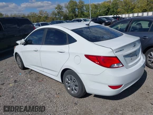 2017 Hyundai Accent SE z VIN KMHCT4AE2HU342880, wystawiony jako IAAI lot #43415334 z przebiegiem 132 543 mil mil oraz . Historia ofert i sprzedaży dostępna na DreamBid. Obrazek 3.