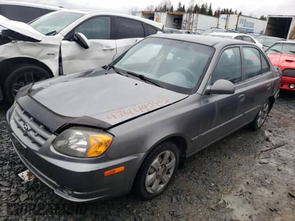 2005 Hyundai Accent GLS z VIN KMHCG45C55U617585, wystawiony jako Copart lot #47449285 z przebiegiem 141 635 mil mil oraz Szkoda całkowita • Salvage title. Historia ofert i sprzedaży dostępna na DreamBid. Obrazek 1.