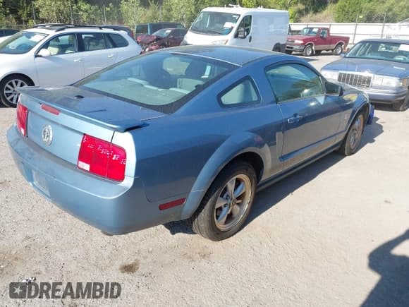 ✅ 2008 Ford Mustang Deluxe • VIN: 1ZVHT80N685105688 • Lot: 43061465. Wystawiony na IAAI z przebiegiem 84 730 mil. Bezpłatny archiwum sprzedaży aukcyjnych z USA i szczegółowy raport historii pojazdu na DreamBid. Zdjęcie 4.