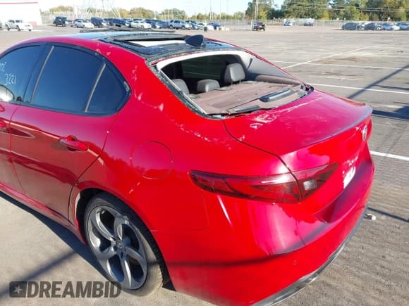 ✅ 2018 Alfa Romeo Giulia • VIN: ZARFAEDNXJ7571486 • Lot: 43603679. Wystawiony na IAAI z przebiegiem 95 536 mil. Bezpłatny archiwum sprzedaży aukcyjnych z USA i szczegółowy raport historii pojazdu na DreamBid. Zdjęcie 3.