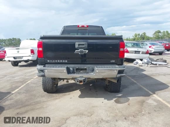 ✅ 2015 Chevrolet Silverado 2500HD LTZ • VIN: 1GC1KWE84FF609940 • Lot: 43407719. Listed on IAAI with 165,422 mi. Free auction sales archive from the USA and detailed vehicle history report at DreamBid. Image 16.