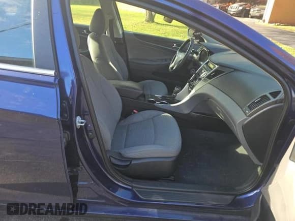 ✅ 2013 Hyundai Sonata GLS • VIN: 5NPEB4AC8DH702513 • Lot: 90813695. Wystawiony na Copart z przebiegiem 139 000 mil. Bezpłatny archiwum sprzedaży aukcyjnych z USA i szczegółowy raport historii pojazdu na DreamBid. Zdjęcie 5.