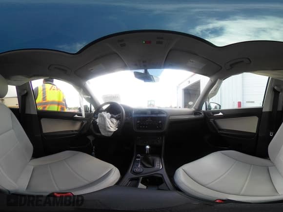 ✅ 2020 Volkswagen Tiguan SE • VIN: 3VV2B7AX2LM006165 • Lot: 43451353. Wystawiony na IAAI z przebiegiem 99 099 mil. Bezpłatny archiwum sprzedaży aukcyjnych z USA i szczegółowy raport historii pojazdu na DreamBid. Zdjęcie 18.