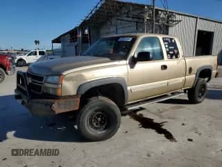 2006 Chevrolet Silverado 1500 LS z VIN 1GCEK19V46Z153487, wystawiony jako Copart lot #86501404 z przebiegiem Nie podano mil oraz Czysty tytuł • Clean title. Historia ofert i sprzedaży dostępna na DreamBid. Obrazek 1.