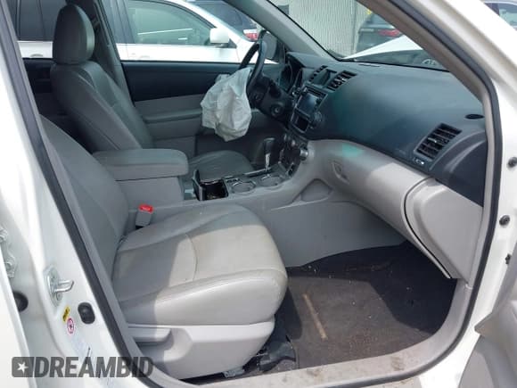 ✅ 2013 Toyota Highlander Plus • VIN: 5TDBK3EH7DS243892 • Lot: 42830358. Listed on IAAI with Not provided. Free auction sales archive from the USA and detailed vehicle history report at DreamBid. Image 5.