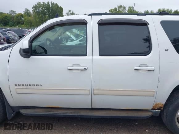 ✅ 2010 Chevrolet Suburban LT • VIN: 1GNUKJE32AR113764 • Lot: 43277102. Listed on IAAI with 297,432 mi. Free auction sales archive from the USA and detailed vehicle history report at DreamBid. Image 14.
