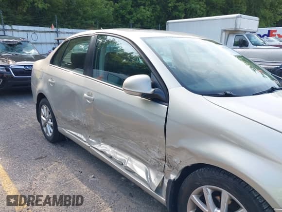 ✅ 2010 Volkswagen Jetta SE • VIN: 3VWRZ7AJ8AM158613 • Lot: 42948264. Listed on IAAI with 163,358 mi. Free auction sales archive from the USA and detailed vehicle history report at DreamBid. Image 6.