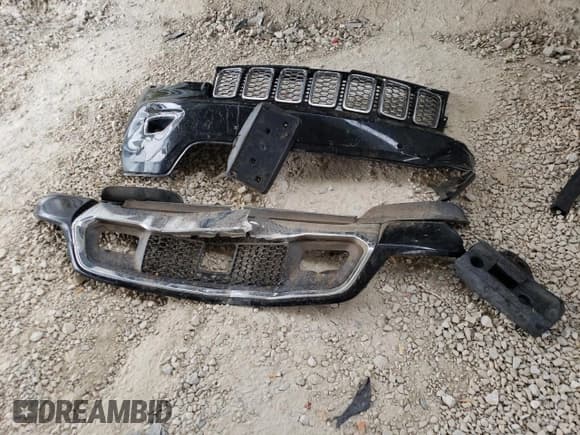 ✅ 2017 Jeep Grand Cherokee Overland • VIN: 1C4RJFCG2HC800339 • Lot: 70897085. Listed on Copart with 168,113 mi. Free auction sales archive from the USA and detailed vehicle history report at DreamBid. Image 13.