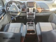 ✅ 2010 Chrysler Town & Country Touring Plus • VIN: 2A4RR8DX6AR320878 • Lot: 89564995. Wystawiony na Copart z przebiegiem 153 625 mil. Bezpłatny archiwum sprzedaży aukcyjnych z USA i szczegółowy raport historii pojazdu na DreamBid. Zdjęcie 8.