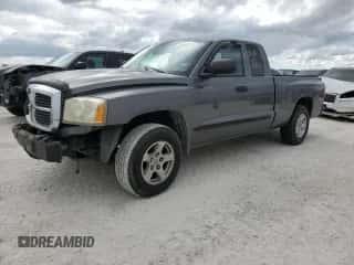2005 Dodge Dakota SLT z VIN 1D7HE42N35S126522, wystawiony jako Copart lot #79425554 z przebiegiem 129 746 mil mil oraz Szkoda całkowita • Salvage title. Historia ofert i sprzedaży dostępna na DreamBid. Obrazek 1.