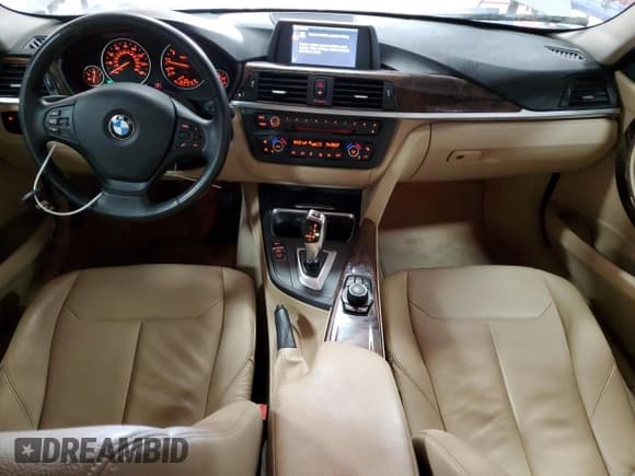 ✅ 2013 BMW 3 Series 328i xDrive • VIN: WBA3B5C5XDF596312 • Lot: 88660715. Wystawiony na Copart z przebiegiem 76 751 mil. Bezpłatny archiwum sprzedaży aukcyjnych z USA i szczegółowy raport historii pojazdu na DreamBid. Zdjęcie 8.