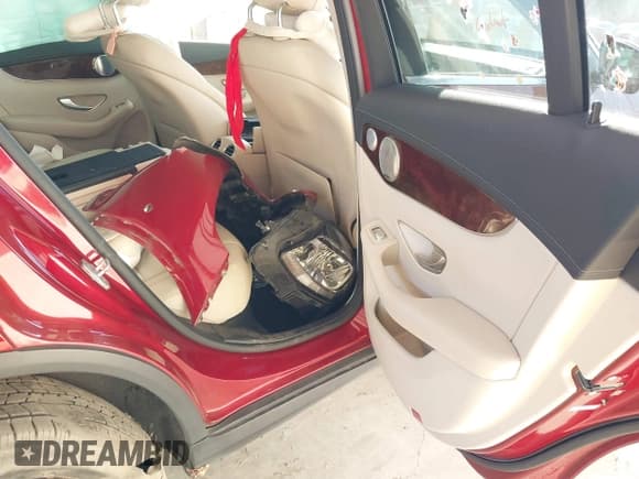 ✅ 2016 Mercedes-Benz GLC 300 • VIN: WDC0G4KB8GF058201 • Lot: 43396540. Wystawiony na IAAI z przebiegiem 95 733 mil. Bezpłatny archiwum sprzedaży aukcyjnych z USA i szczegółowy raport historii pojazdu na DreamBid. Zdjęcie 8.