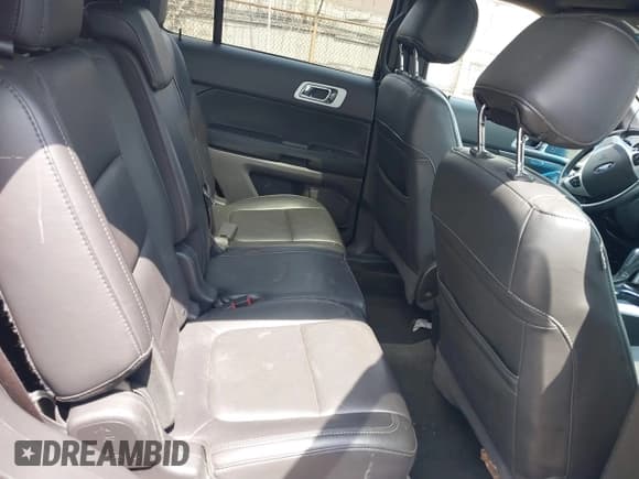 ✅ 2015 Ford Explorer XLT • VIN: 1FM5K8D85FGC03878 • Lot: 42134401. Wystawiony na IAAI z przebiegiem 85 443 mil. Bezpłatny archiwum sprzedaży aukcyjnych z USA i szczegółowy raport historii pojazdu na DreamBid. Zdjęcie 8.