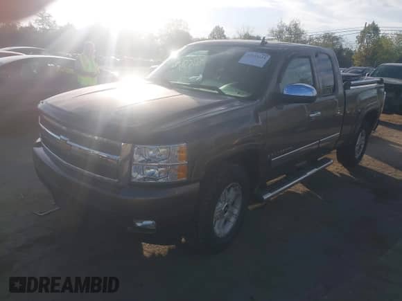 2007 Chevrolet Silverado 1500 1LT z VIN 2GCEK19J871674980, wystawiony jako IAAI lot #43355123 z przebiegiem 85 973 mil mil oraz . Historia ofert i sprzedaży dostępna na DreamBid. Obrazek 2.