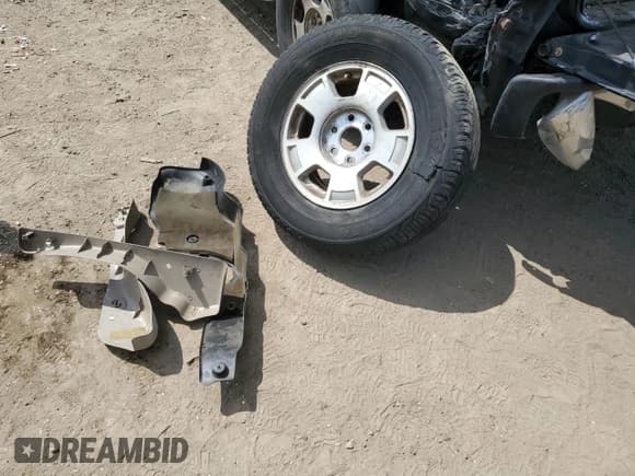 ✅ 2005 Chevrolet Avalanche LS • VIN: 3GNEC12Z35G177098 • Lot: 72043675. Wystawiony na Copart z przebiegiem 178 764 mil. Bezpłatny archiwum sprzedaży aukcyjnych z USA i szczegółowy raport historii pojazdu na DreamBid. Zdjęcie 12.