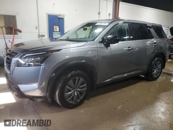 ✅ 2023 Nissan Pathfinder S • VIN: 5N1DR3AC0PC227940 • Lot: 47356705. Wystawiony na Copart z przebiegiem 21 338 mil. Bezpłatny archiwum sprzedaży aukcyjnych z USA i szczegółowy raport historii pojazdu na DreamBid. Zdjęcie 1.