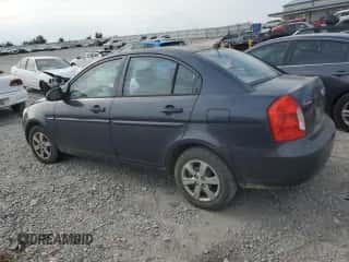 2009 Hyundai Accent Auto GLS z VIN KMHCN46C99U367181, wystawiony jako Copart lot #67382084 z przebiegiem 200 446 mil mil oraz Szkoda całkowita • Salvage title. Historia ofert i sprzedaży dostępna na DreamBid. Obrazek 2.