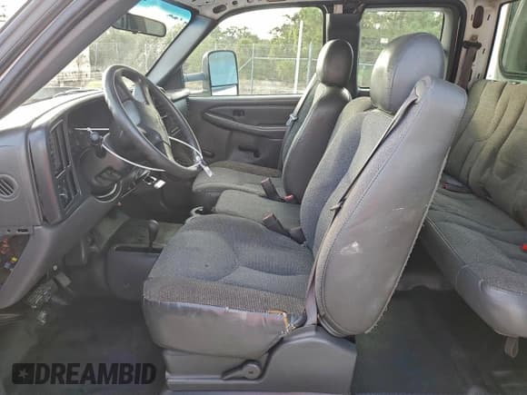 ✅ 2006 Chevrolet Silverado 2500HD Work Truck • VIN: 1GCHK29U06E267732 • Лот: 94176845. Опубликован ранее на Copart с пробегом 263 404 миль. Бесплатный доступ к архиву аукционных продаж из США и подробный отчёт об истории автомобиля на DreamBid. Изображение 7.