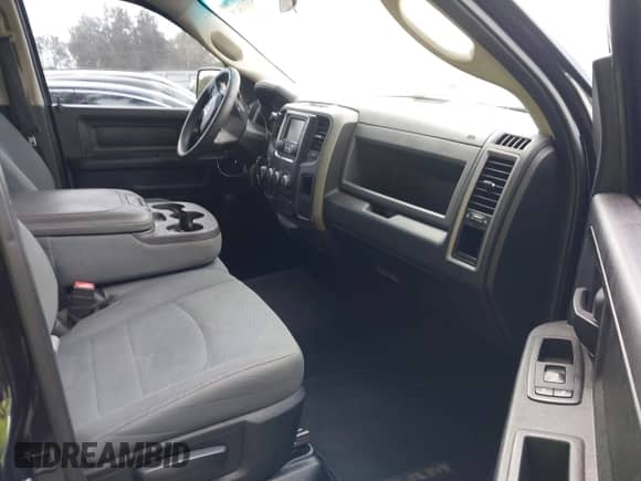 2018 Ram 1500 Tradesman z VIN 1C6RR6FT1JS315582, wystawiony jako IAAI lot #43103479 z przebiegiem 105 776 mil mil oraz . Historia ofert i sprzedaży dostępna na DreamBid. Obrazek 5.