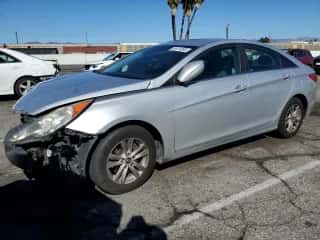 2013 Hyundai Sonata GLS z VIN 5NPEB4AC9DH773767, wystawiony jako Copart lot #85410395 z przebiegiem Nie podano mil oraz Szkoda całkowita • Salvage title. Historia ofert i sprzedaży dostępna na DreamBid. Obrazek 1.
