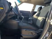 ✅ 2019 Kia Soul + • VIN: KNDJP3A56K7698121 • Лот: 84236505. Опубликован ранее на Copart с пробегом 108 323 миль. Бесплатный доступ к архиву аукционных продаж из США и подробный отчёт об истории автомобиля на DreamBid. Изображение 7.