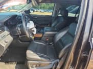 ✅ 2018 Chevrolet Suburban Premier • VIN: 1GNSCJKC3JR110302 • Лот: 69551615. Опубликован ранее на Copart с пробегом 181 416 миль. Бесплатный доступ к архиву аукционных продаж из США и подробный отчёт об истории автомобиля на DreamBid. Изображение 7.