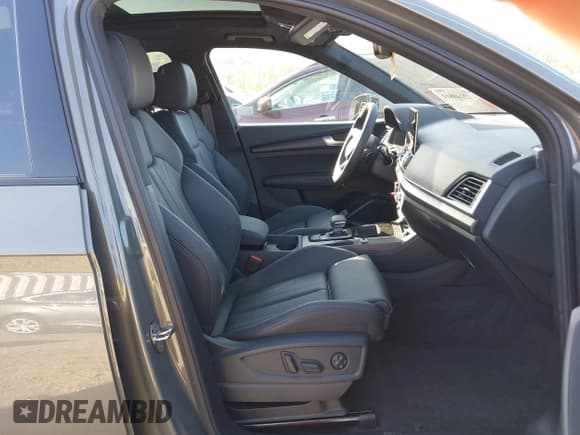 ✅ 2024 Audi Q5 S line Premium Plus • VIN: WA1E2AFY1R2128648 • Lot: 42140811. Wystawiony na IAAI z przebiegiem 1 940 mil. Bezpłatny archiwum sprzedaży aukcyjnych z USA i szczegółowy raport historii pojazdu na DreamBid. Zdjęcie 5.