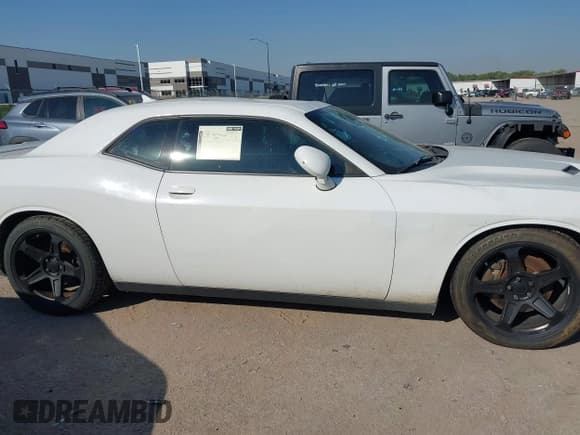 ✅ 2015 Dodge Challenger SXT Plus • VIN: 2C3CDZBGXFH715876 • Lot: 43335515. Wystawiony na IAAI z przebiegiem 134 881 mil. Bezpłatny archiwum sprzedaży aukcyjnych z USA i szczegółowy raport historii pojazdu na DreamBid. Zdjęcie 13.