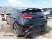 2020 Hyundai Veloster z VIN KMHT36AH9LU007422, wystawiony jako IAAI lot #42513370 z przebiegiem 102 805 mil mil oraz . Historia ofert i sprzedaży dostępna na DreamBid. Obrazek 3.
