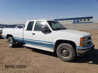 1997 Chevrolet Silverado 2500 z VIN 1GCGC29J1VE178605, wystawiony jako Copart lot #48741145 z przebiegiem 105 245 mil mil oraz Czysty tytuł • Clean title. Historia ofert i sprzedaży dostępna na DreamBid. Obrazek 4.