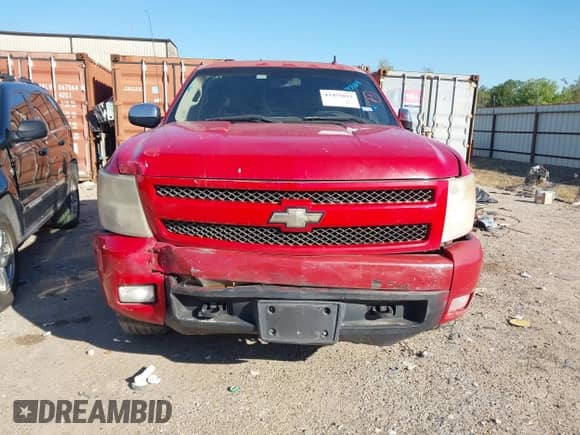 2008 Chevrolet Silverado 1500 1LT z VIN 2GCEC13J681206561, wystawiony jako IAAI lot #43455813 z przebiegiem 189 598 mil mil oraz . Historia ofert i sprzedaży dostępna na DreamBid. Obrazek 12.