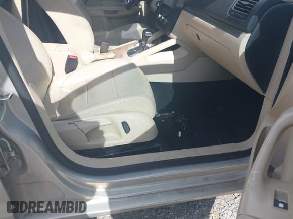 ✅ 2010 Volkswagen Jetta Limited Edition • VIN: 3VWRZ7AJ7AM098548 • Lot: 42510689. Wystawiony na IAAI z przebiegiem 166 541 mil. Bezpłatny archiwum sprzedaży aukcyjnych z USA i szczegółowy raport historii pojazdu na DreamBid. Zdjęcie 5.