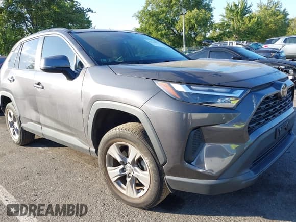 ✅ 2022 Toyota RAV4 XLE • VIN: 2T3W1RFV3NC196552 • Lot: 43136826. Wystawiony na IAAI z przebiegiem 26 833 mil. Bezpłatny archiwum sprzedaży aukcyjnych z USA i szczegółowy raport historii pojazdu na DreamBid. Zdjęcie 1.