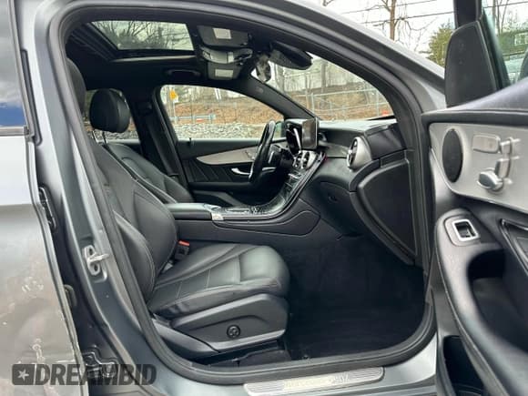 ✅ 2022 Mercedes-Benz GLC 300 • VIN: W1N0J8EBXNG015019 • Lot: 50732915. Listed on Copart with 31,159 mi. Free auction sales archive from the USA and detailed vehicle history report at DreamBid. Image 8.