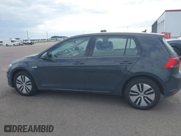 ✅ 2016 Volkswagen Golf SEL Premium • VIN: WVWPP7AU7GW910000 • Lot: 42577089. Wystawiony na IAAI z przebiegiem 66 697 mil. Bezpłatny archiwum sprzedaży aukcyjnych z USA i szczegółowy raport historii pojazdu na DreamBid. Zdjęcie 14.