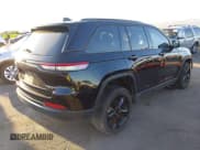 ✅ 2023 Jeep Grand Cherokee Altitude • VIN: 1C4RJGAG6PC662909 • Lot: 42916213. Wystawiony na IAAI z przebiegiem 24 008 mil. Bezpłatny archiwum sprzedaży aukcyjnych z USA i szczegółowy raport historii pojazdu na DreamBid. Zdjęcie 4.