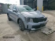✅ 2025 Kia Sorento X-Line EX • VIN: 5XYRHDJF4SG382833 • Lot: 62180405. Wystawiony na Copart z przebiegiem 1 420 mil. Bezpłatny archiwum sprzedaży aukcyjnych z USA i szczegółowy raport historii pojazdu na DreamBid. Zdjęcie 14.