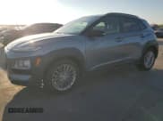 ✅ 2018 Hyundai Kona SEL • VIN: KM8K22AA4JU137499 • Лот: 71777324. Опубликован ранее на Copart с пробегом 101 691 миль. Бесплатный доступ к архиву аукционных продаж из США и подробный отчёт об истории автомобиля на DreamBid. Изображение 1.