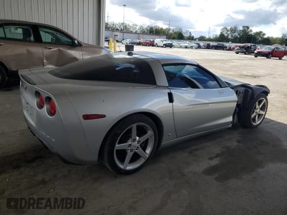 ✅ 2005 Chevrolet Corvette • VIN: 1G1YY24U355124206 • Lot: 85360365. Wystawiony na Copart z przebiegiem 141 270 mil. Bezpłatny archiwum sprzedaży aukcyjnych z USA i szczegółowy raport historii pojazdu na DreamBid. Zdjęcie 3.