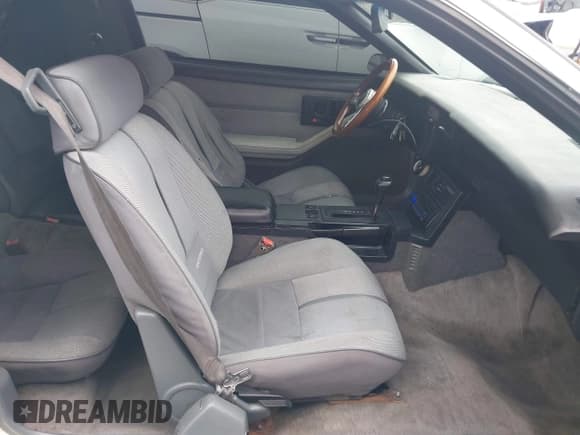 ✅ 1989 Chevrolet Camaro • VIN: 1G1FP21E8KL161587 • Lot: 42204266. Wystawiony na IAAI z przebiegiem 83 207 mil. Bezpłatny archiwum sprzedaży aukcyjnych z USA i szczegółowy raport historii pojazdu na DreamBid. Zdjęcie 5.